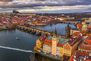 Vue aérienne de Prague au crépuscule, le pont Charles enjambant la Vltava